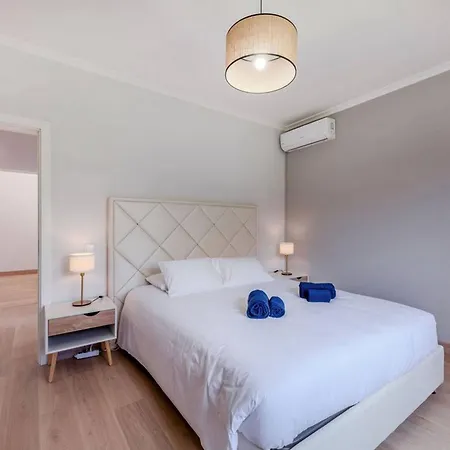 12 Persons Villa Very Close To Beach With Pool アルマカオ・デ・ペラ